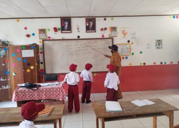 KBM Tatap Muka di masa pandemi Covid-19 di SDN 1 Pekon Hanakau, Kecamatan Sukau, Lampung Barat, Senin (23/11).
LAMPUNG POST/ELIYAH