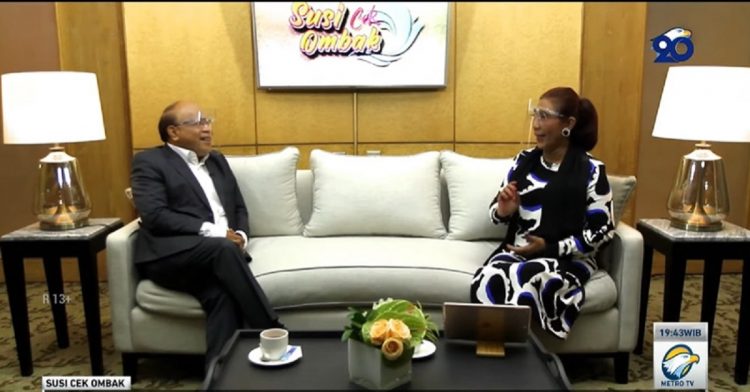Presiden Direktur Metro TV, Don Bosco Selamun (kiri) dalam acara Susi Cek Ombak. (Dok. Metro TV)