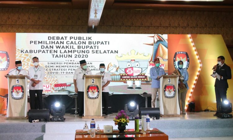 DEBAT PUBLIK PILKADA LAMPUNG SELATAN. Calon bupati dan wakil bupati Lampung Selatan dari kiri nomor urut 1 Nanang Ermanto-Pandu Kusuma Dewangsa, nomor urut 2 Tony Eka Candra-Antoni Imam, dan nomor urut 3  Hipni-Melin Haryani Wijaya saat Debat Publik Pemilihan Bupati dan Wakil Bupati Lampung Selatan dengan tema Sinergi pembangunan demi memperkokoh NKRI serta strategi penanggulangan Covid-19 dan narkoba di aula Hotel Radin Inten Syariah, Natar, Lampung, Senin (30/11).
LAMPUNG POST/SUKISNO