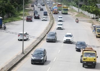 ARUS BALIK. Kendaraan melintas di Jalan Lintas Sumatera Soekarno-Hatta, Way Halim, Bandar Lampung, saat arus balik, Senin (2/11). Hingga masa libur panjang dan cuti bersama Maulid Nabi Muhamad saw 1442 Hijriah berakhir, kendaraan roda empat yang belum kembali tercatat sekitar 2% atau hanya 648 unit dari jumlah keseluruhan 34.677 kendaraan turun di Pelabuhan Bakauheni. LAMPUNG POST/SUKISNO