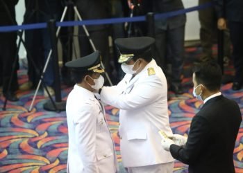 PELANTIKAN BUPATI LAMPUNG UTARA. Gubernur Lampung Arinal Djunaidi melantik Budi Utomo sebagai bupati Lampung Utara sisa masa jabatan 2019—2024 di Balai Keratun Pemprov Lampung, Selasa (3/11). Budi Utomo sebelumnya adalah wakil bupati Lampung Utara dan kini menggantikan Bupati Lampung Utara Agung Ilmu Mangku Negara yang tersandung kasus korupsi.
n LAMPUNG POST/ZAINUDDIN