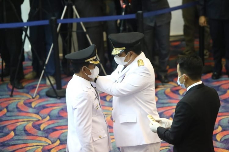 PELANTIKAN BUPATI LAMPUNG UTARA. Gubernur Lampung Arinal Djunaidi melantik Budi Utomo sebagai bupati Lampung Utara sisa masa jabatan 2019—2024 di Balai Keratun Pemprov Lampung, Selasa (3/11). Budi Utomo sebelumnya adalah wakil bupati Lampung Utara dan kini menggantikan Bupati Lampung Utara Agung Ilmu Mangku Negara yang tersandung kasus korupsi.
n LAMPUNG POST/ZAINUDDIN