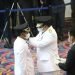 PELANTIKAN BUPATI LAMPUNG UTARA. Gubernur Lampung Arinal Djunaidi melantik Budi Utomo sebagai bupati Lampung Utara sisa masa jabatan 2019—2024 di Balai Keratun Pemprov Lampung, Selasa (3/11). Budi Utomo sebelumnya adalah wakil bupati Lampung Utara dan kini menggantikan Bupati Lampung Utara Agung Ilmu Mangku Negara yang tersandung kasus korupsi.
n LAMPUNG POST/ZAINUDDIN