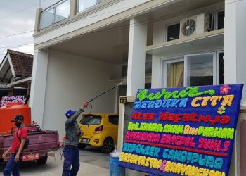 KORBAN COVID-19 MENINGGAL. (Kiri) Satgas Covid-19 Bandar Lampung menyemprot cairan disinfektan di rumah salah satu pasien Covid-19 yang meninggal dunia di Jalan Beringin Raya, Kemiling, Bandar Lampung, Selasa (10/11).