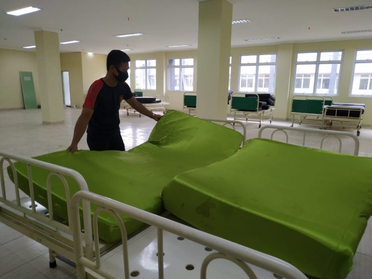 PERSIAPAN TEMPAT ISOLASI RSP UNILA. Pegawai Universitas Lampung menyiapkan prasarana tempat tidur ruang isolasi di Rumah Sakit Pendidikan Universitas Lampung, Senin (16/11).  Pemerintah Kota Bandar Lampung tengah mempersiapkan Rumah Sakit Pendidikan Unila sebagai tempat isolasi. Pada awal persiapan, pihak pemerintah menyiapkan 20 tempat tidur di lokasi tersebut.
(LAMPUNG POST/SUKISNO)