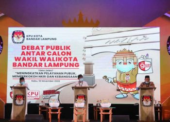 DEBAT CALON WAKIL WALIKOTA BANDAR LAMPUNG. Tiga calon wakil wali kota Bandar Lampung dari kiri nomor urut satu Johan Sulaiman, nomor urut dua Tulus Purnomo, dan nomor urut tiga Deddy Amarullah saat debat kandidat tahap kedua calon wakil wali kota Bandar Lampung dengan tema Meningkatkan pelayanan publik, memperkokoh NKRI dan kebangsaan di Hotel Emersia Bandar Lampung, Rabu (18/11).
LAMPUNG POST/SUKISNO