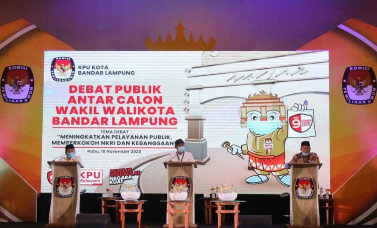DEBAT CALON WAKIL WALIKOTA BANDAR LAMPUNG. Tiga calon wakil wali kota Bandar Lampung dari kiri nomor urut satu Johan Sulaiman, nomor urut dua Tulus Purnomo, dan nomor urut tiga Deddy Amarullah saat debat kandidat tahap kedua calon wakil wali kota Bandar Lampung dengan tema Meningkatkan pelayanan publik, memperkokoh NKRI dan kebangsaan di Hotel Emersia Bandar Lampung, Rabu (18/11).
LAMPUNG POST/SUKISNO