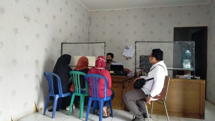 KORBAN ASUSILA LAPOR KE MAPOLRESTA. TA (14), warga Bandar Lampung, didampingi Lembaga Perlindungan Anak (LPA) Kota Bandar Lampung melaporkan setidaknya 4 orang terduga pelaku asusila terhadap dirinya di Mapolresta Bandar Lampung, Selasa (3/11).
n LAMPUNG POST/ASRUL SEPTIAN MALIK