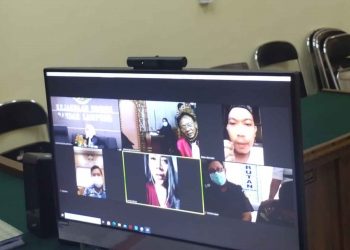 SIDANG TINDAK PIDANA PERDAGANGAN ORANG. Sidang Perdana tindak pidana perdagangan orang yang menyeret selebgram Vernita Syabila dengan terdakwa Baban Supandi alias Baim (36), warga Kabupaten Bekasi, Jawa Barat, berlangsung di  ruang Yustisia PN Tanjungkarang yang berlangsung secara daring, Selasa (24/11).
LAMPUNG POST / ASRUL SEPTIAN MALIK