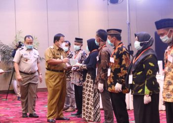PENYERAHAN SERTIFIKAT. Gubernur Lampung Arinal Djunaidi menyerahkan sertifikat hak atas tanah bertempat di ballroom Hotel Emersia, Senin (9/11). Pembagian sertifikat tanah yang diberikan presiden melalui kanwil ATR/BPN masing-masing daerah dalam rangka memberikan kepastian hak dan kepastian hukum untuk masyarakat.
n LAMPUNG POST/ZAINUDDIN