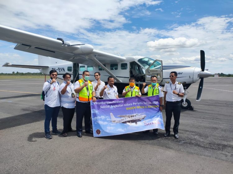 PENERBANGAN PERDANA. Penerbangan perdana dengan rute Radin Inten II Lampung Selatan-Landasan Udara Gatot Soebroto Way Kanan menggunakan pesawat jenis PK-BVN Cessna 208B Grand Caravan milik PT ASI Pudjiastuti Aviation (Susi Air), Senin (30/11).
ISTIMEWA