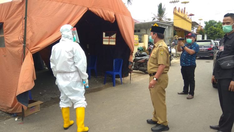 Walikota Bandar Lampung Herman HN saat berada di salah satu posko perbatasan yang berada di depan exit tol kotabaru, di depan Polsek Sukarame, Kota Bandar Lampung.  "Deta citrawan"