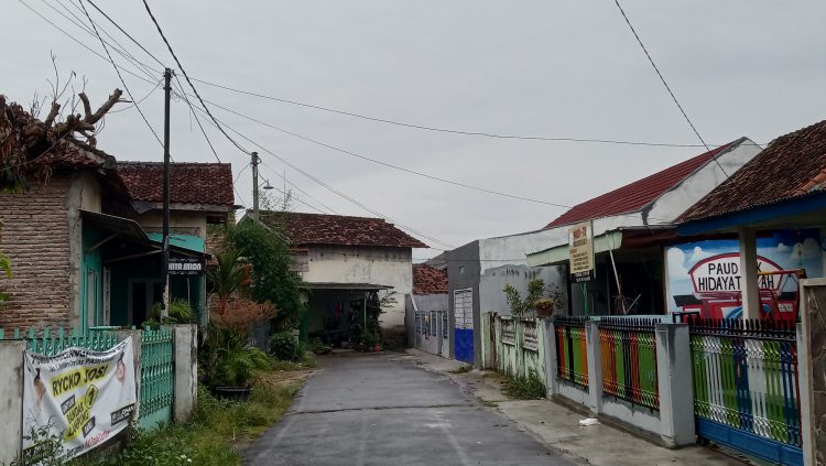 Situasi pemukiman warga di Jalan Way Muli, Tanjung Raya, Kedamaian. Di wilayah ini terdapat warga terpapar Covid-19 dan sedang menjalani isolasi mandiri.