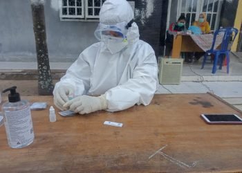 Petugas Dinas Kesehatan Metro saat melakukan rapid test terhadap sejumlah wartawan di Metro dalam rangka peringatan hari kesehatan nasional, Jumat (13/11).