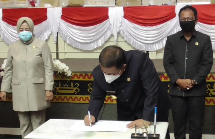 DPRD Lampung menyetujui Rancangan Peraturan Daerah (Raperda) menjadi Peraturan Daerah (Perda) tentang Adaptasi Kebiasaan Baru dalam Pencegahan dan Pengendalian Covid-19, Senin (30/11).