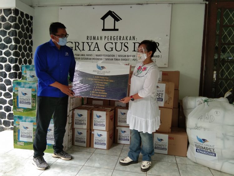 DK Media Group menyalurkan bantuan alat pelindung diri (APD) untuk penanganan pandemi Covid-19 diterima dari masyarakat Indonesia itu melalui jaringan Gusdurian pada Senin (30/11).