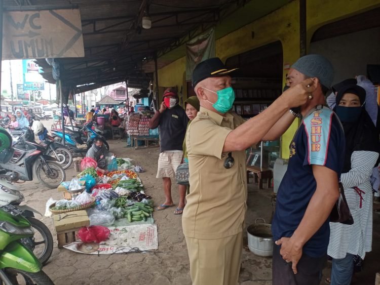 Kades Edukasi Pedagang Pasar Pentingnya Bermasker