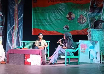 Bedah buku puisi dan cerpen di Teater satu Lampung. (LAMPUNG POST/APRIESTI LIANTIANA)