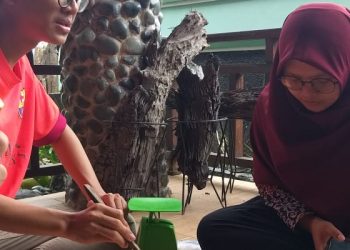 Pengolahan limbah jelantah menjadi  sabun cuci di tangan anak muda. (LAMPUNG POST/SETIAJI BP)