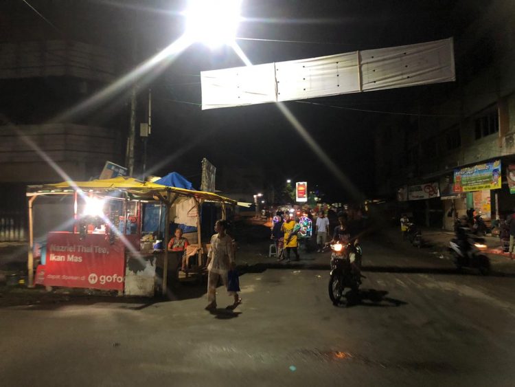Terpantau oleh Lampun Post, warga di sekitar pasar Mambo, Telukbetung, Bandar Lampung abai protokol kesehatan, Minggu (29/11) malam.
