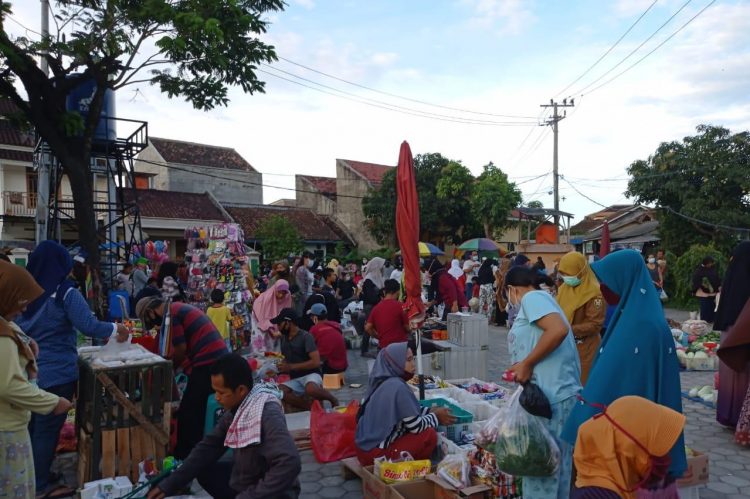 Suasana Pasar Tempel di Jalan Tirtayasa, Perumahan Nusantara Permai, Sukabumi, Bandar Lampung, Selasa (24/11/2020).