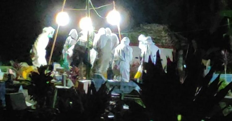 Jenazah dimakamkan di Pemakaman Umum Gisting Atas dengan tatalaksana protokol Covid-19. Selasa (3/11/20), malam.