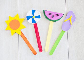 Membuat pembatas buku dari stik es krim. (DOK)