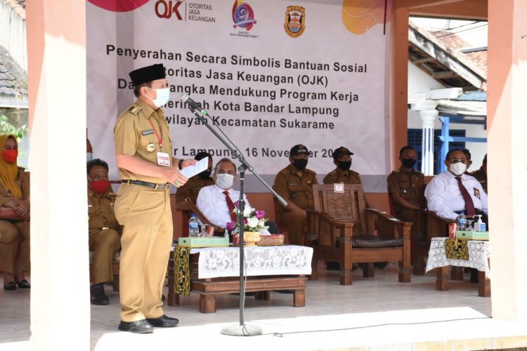Wali Kota Bandar lampung Herman HN pada acara penyerahan bantuan sosial, di Kelurahan Sukarame Baru, Kecamatan Sukarame, Senin 16 November 2020.