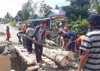 Gotong royong masyarakat membuat jembatan Tembelang. Foto: Istimewa