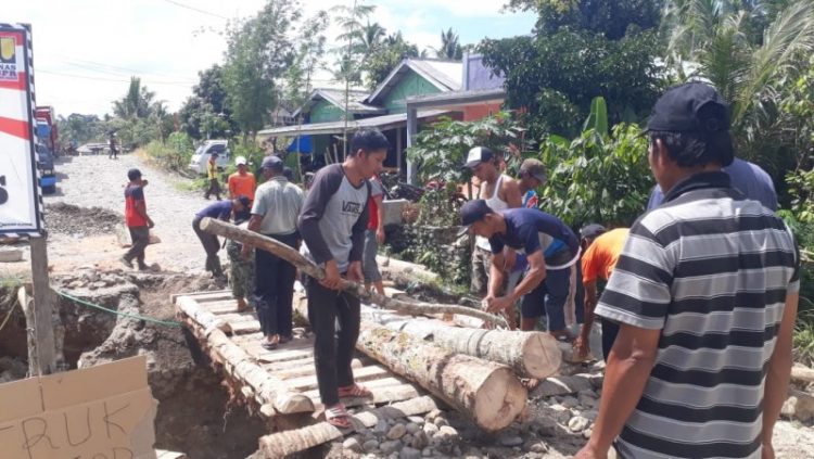 Gotong royong masyarakat membuat jembatan Tembelang. Foto: Istimewa