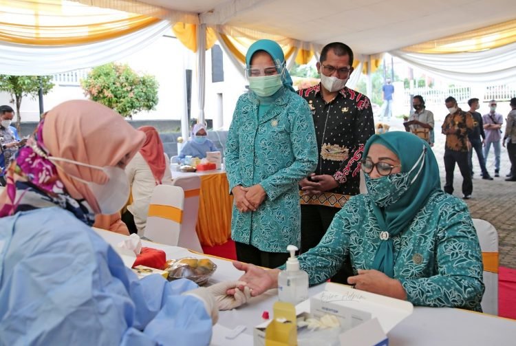 RAPID TEST. Ketua TP PKK Lampung Riana Sari Arinal melihat rapid test usai membuka pelaksanaan rapid test gratis untuk kaum perempuan dalam rangka peringatan Hari Ibu 2020 di gedung Tim Penggerak PKK Provinsi Lampung, Jumat (18/12).
DOK PEMPROV LAMPUNG