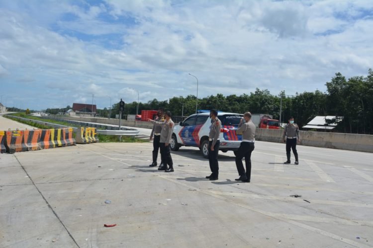 MENGAWASI KESIAPAN TOL JTTS. Direktorat Lalu Lintas (Ditlantas) Polda Lampung mengawasi kesiapan Jalan Tol Trans-Sumatera (JTTS) menghadapi libur Natal 2020 dan Tahun Baru 2021.
DOK DITLANTAS POLDA LAMPUNG