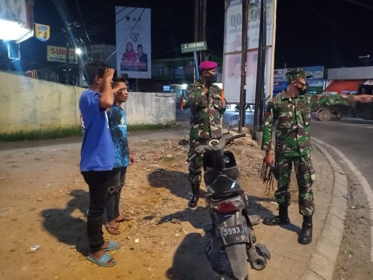 PROTOKOL KESEHATAN 3M. Tim patroli gabungan dari Satuan Tugas Penanganan Covid-19 Kota Bandar Lampung gencar melaksanakan pengawasan, mengingatkan, dan mengimbau warga akan pentingnya mematuhi protokol kesehatan 3M serta menjalankan anjuran pemerintah tentang kawasan wajib masker.
DOK PEMKOT BALAM