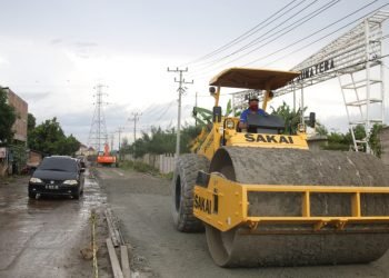 PERBAIKAN JALAN. Alat berat sedang beroperasi memperbaiki akses Jalan Senopati, Sukarame, Bandar Lampung, Minggu (20/12). Jalan tersebut menjadi alternatif menuju gerbang tol Kotabaru, Lampung Selatan.
n LAMPUNG POST/SUKISNO