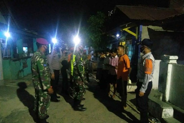 PENGAWASAN PROTOKOL KESEHATAN. Tim Patroli Satuan Tugas (Satgas) Penanganan Covid-19 Kota Bandar Lampung melakukan pengawasan tentang protokol kesehatan di semua titik yang ada di Kota Tapis Berseri untuk mencegah penyebaran Covid-19.
DOK PEMKOT BANDAR LAMPUNG