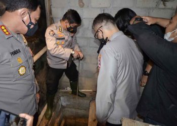 POLISI PERIKSA BUNKER DI RUMAH TERORIS. Kabagpenum Kombes Pol Ahmad Ramadhan Mabes Polri (kedua kiri) menunjukkan bungker tempat terduga teroris Taufik Bulaga alias Upik Lawanga merakit senjata di Desa Sribawono, Lampung Tengah, Lampung (19/12). Upik Lawanga merupakan DPO Kepolisian sejak 14 tahun lalu yang diduga merakit bom, kasus bom di Hotel JW Marriott dan Hotel Ritz-Carlton.
ANTARA FOTO/Ardiansyah