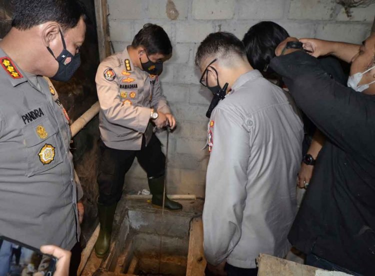 POLISI PERIKSA BUNKER DI RUMAH TERORIS. Kabagpenum Kombes Pol Ahmad Ramadhan Mabes Polri (kedua kiri) menunjukkan bungker tempat terduga teroris Taufik Bulaga alias Upik Lawanga merakit senjata di Desa Sribawono, Lampung Tengah, Lampung (19/12). Upik Lawanga merupakan DPO Kepolisian sejak 14 tahun lalu yang diduga merakit bom, kasus bom di Hotel JW Marriott dan Hotel Ritz-Carlton.
ANTARA FOTO/Ardiansyah