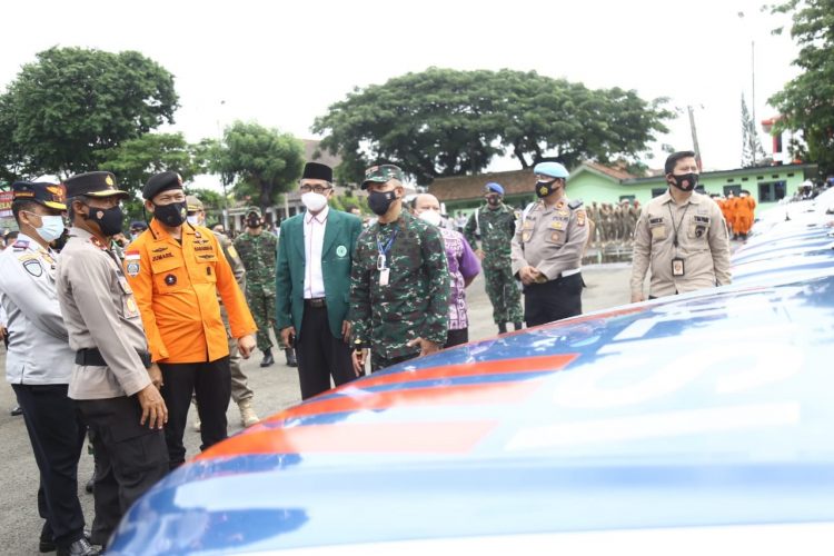 OPERASI LILIN KRAKATAU. Wakapolda Polda Lampung Brigjen Subiyanto bersama Danrem 043/Gatam Brigjen TNI Toto Jumariono saat mengecek kelengkapan personel Apel Operasi Lilin Krakatau 2020, pada libur Natal dan Tahun Baru di lapangan Korem 043 Garuda Hitam, Saburai, Bandar Lampung, Senin (21/12).
n LAMPUNG POST/ZAINUDDIN