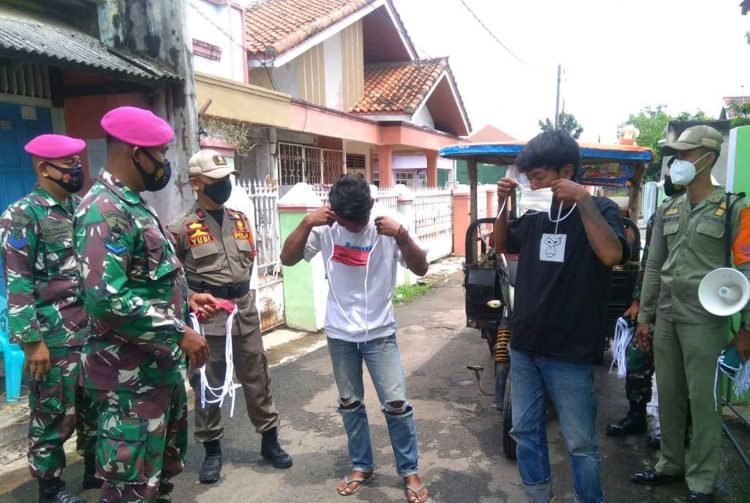 PENGAWASAN PROTOKOL KESEHATAN 3M. Satgas Penanganan Covid-19 Kota Bandar Lampung menyisir seluruh wilayah di Kota Tapis Berseri. Tim mengingatkan pentingnya mematuhi protokol kesehatan, terutama pelaksanaan 3M (memakai masker, mencuci tangan, dan menjaga jarak) untuk mencegah penyebaran Covid-19 di Kota Bandar Lampung.
DOK PEMKOT BALAM