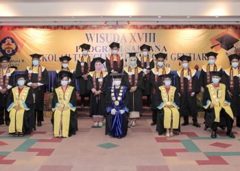 Ketua STIE Gentiaras Sr Fransis Lydia Sumiyati, Wakil Ketua I Yunada Arpan, Ketua panitia wisuda XVIII Maria Edistianda, bersama peserta wisuda saat wisuda XVIII tahun akademik 2019/2020 Sekolah Tinggi Ilmu Ekonomi Gentiaras Bandar Lampung, Sabtu (19/12).
ISTIMEWA