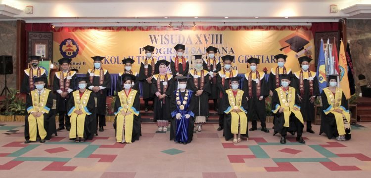 Ketua STIE Gentiaras Sr Fransis Lydia Sumiyati, Wakil Ketua I Yunada Arpan, Ketua panitia wisuda XVIII Maria Edistianda, bersama peserta wisuda saat wisuda XVIII tahun akademik 2019/2020 Sekolah Tinggi Ilmu Ekonomi Gentiaras Bandar Lampung, Sabtu (19/12).
ISTIMEWA