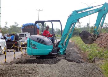 PERBAIKAN JALAN. Sejumlah alat berat memperbaiki jalan jalur dua Institut Teknologi Sumatera Lampung, Senin (14/12). Perbaikan jalan akses utama keluar dan menuju gerbang tol Kotabaru Lampung Selatan untuk memperlancar lalu lintas menjelang libur Natal dan Tahun Baru.
n LAMPUNG POST/SUKISNO