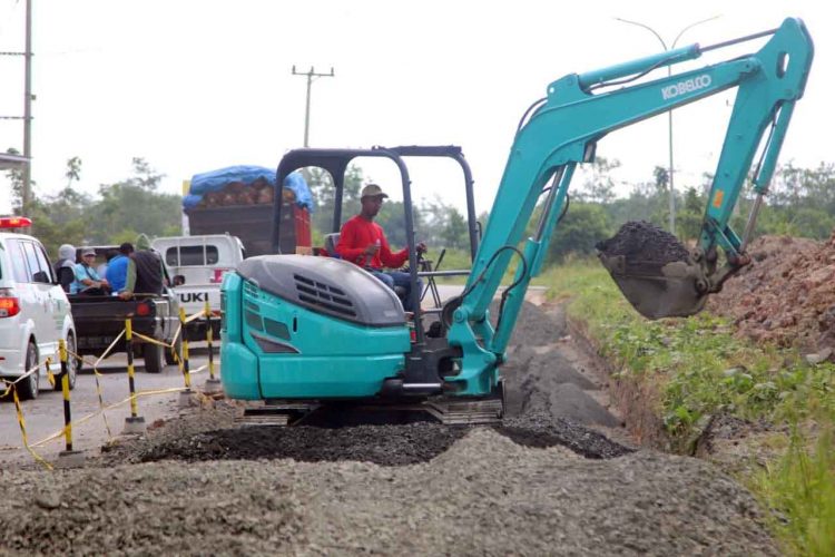PERBAIKAN JALAN. Sejumlah alat berat memperbaiki jalan jalur dua Institut Teknologi Sumatera Lampung, Senin (14/12). Perbaikan jalan akses utama keluar dan menuju gerbang tol Kotabaru Lampung Selatan untuk memperlancar lalu lintas menjelang libur Natal dan Tahun Baru.
n LAMPUNG POST/SUKISNO