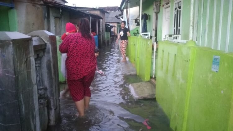 BANJIR. Hujan deras yang mengguyur wilayah Kota Bandar Lampung dan sekitarnya meredam permukiman warga di Jalan Teluk Rantai 2, Sinarlaut, Kelurahan Kotakarang, Kecamatan Telukbetung Timur, Bandar Lampung, Jumat (25/12).
MTVL/ANDI APRIYADI