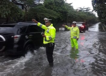 Kendaraan aman saat lewat genangan. (DOK.MEDCOM)