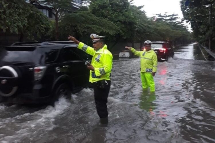 Kendaraan aman saat lewat genangan. (DOK.MEDCOM)