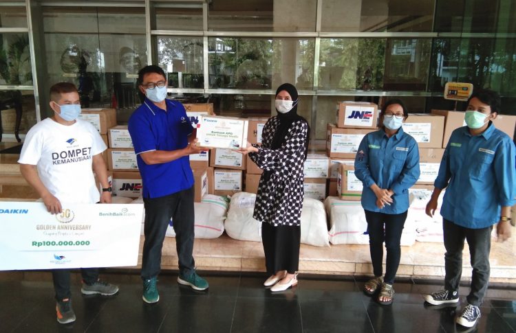 BANTUAN APD DARI DAIKIN. Ketua Yayasan Media Group, Ali Sadikin, menerima bantuan dari Daikin melalui Partnership Benihbaik, Pradisty Herlina Setiabudi berupa puluhan ribu alat pelindung diri (APD) untuk para tenaga medis yang menangani pandemi Covid-19 yang akan diserahkan ke lima rumah sakit, yaitu Wisma Atlet, RSUD dr Chasbullah Abdulmajid, RS Kabupaten Tangerang, RS Sentra Medika Depok, dan RS Marzoeki Mahdi Bogor di Jakarta, Kamis (3/12).
LAMPUNG POST/LUCHITO SANGSOKO