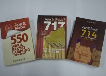 BUKU APA DAN SIAPA WAKIL RAKYAT LAMPUNG. Buku Apa & Siapa Wakil Rakyat Lampung yang diterbitkan oleh Lampung Post, Selasa (15/12). Dari kiri buku Apa & Siapa 550 Wakil Rakyat Lampung 2009-2014, buku Apa & Siapa 717 Wakil Rakyat Lampung 2014-2019, dan yang terbaru buku Apa & Siapa Wakil Rakyat Lampung 714 2019-2024 yang rencananya akan diluncurkan hari ini (16/9).
n LAMPUNG POST/HENDRIVAN GUMALA