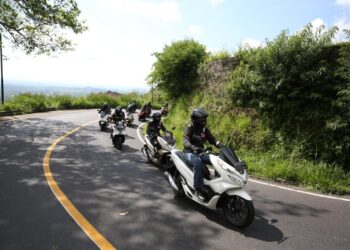 Kegiatan perjalanan jauh dengan motor harus hati-hati. (MEDCOM)