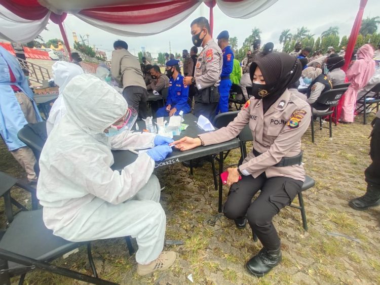 Polisi yang bertugas mengamanakan  sedang menjalankan rapid test. (LAMPUNG POST/ASRUL S MALIK)
